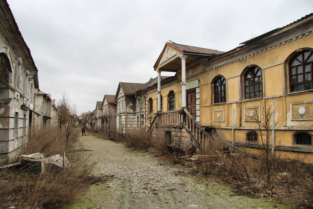 Ніби із книги Стівена Кінга. У мережі показали покинуту кіностудію під Києвом: фото