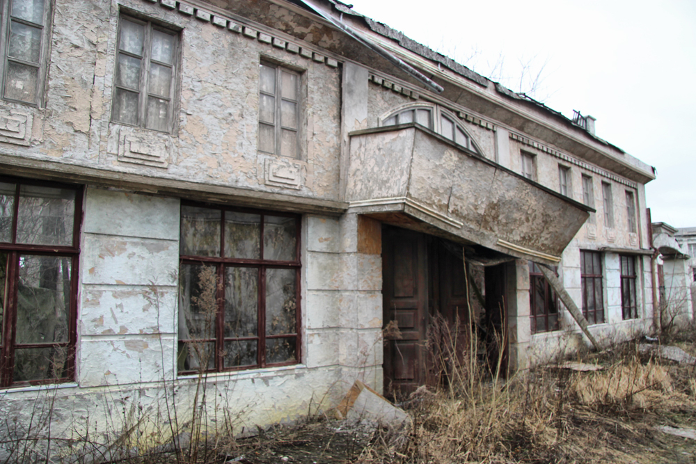 Ніби із книги Стівена Кінга. У мережі показали покинуту кіностудію під Києвом: фото