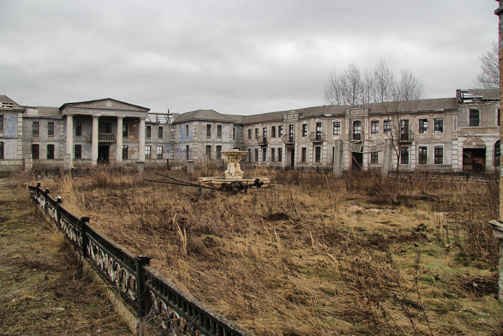 Ніби із книги Стівена Кінга. У мережі показали покинуту кіностудію під Києвом: фото