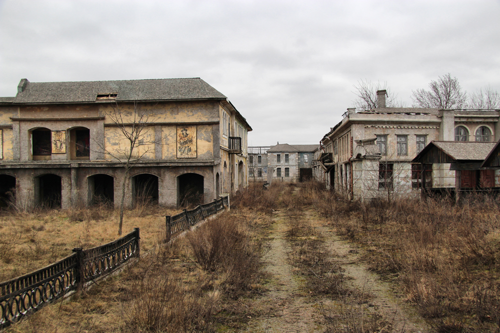 Ніби із книги Стівена Кінга. У мережі показали покинуту кіностудію під Києвом: фото