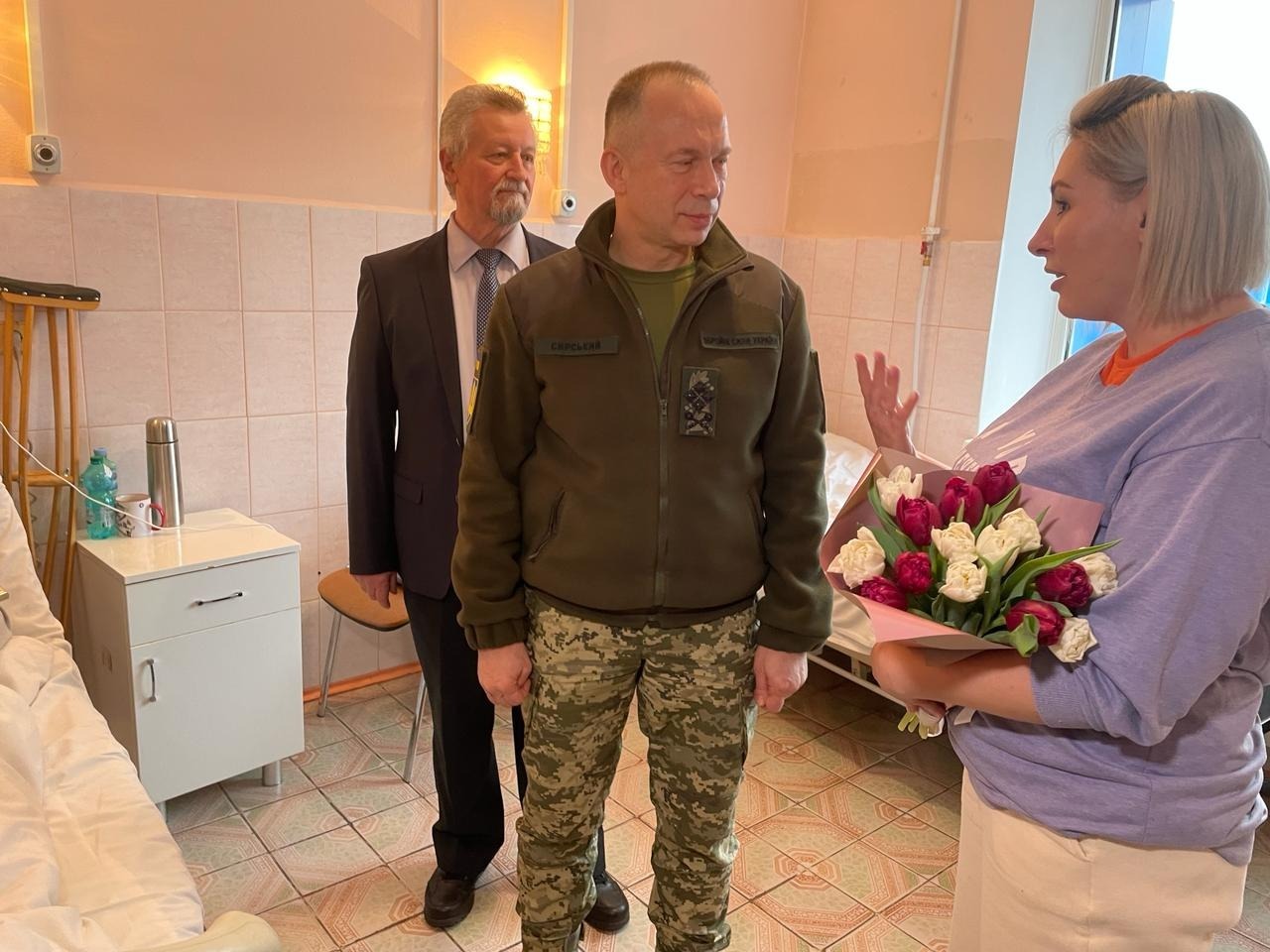 Сирський показав фото з лікарні і розбурхав мережу: що сталося