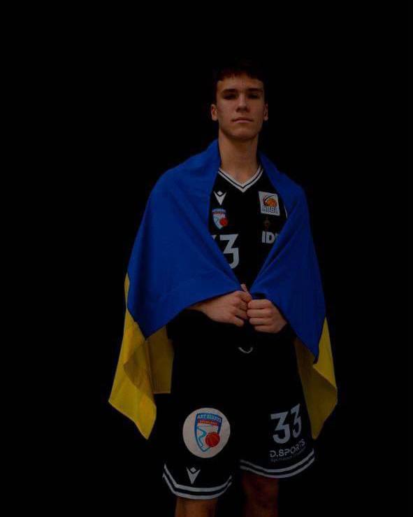 В Германии с ножом напали на украинских баскетболистов из-за национальности. Погиб 17-летний парень