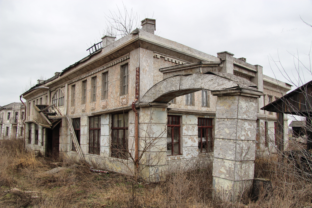 Ніби із книги Стівена Кінга. У мережі показали покинуту кіностудію під Києвом: фото