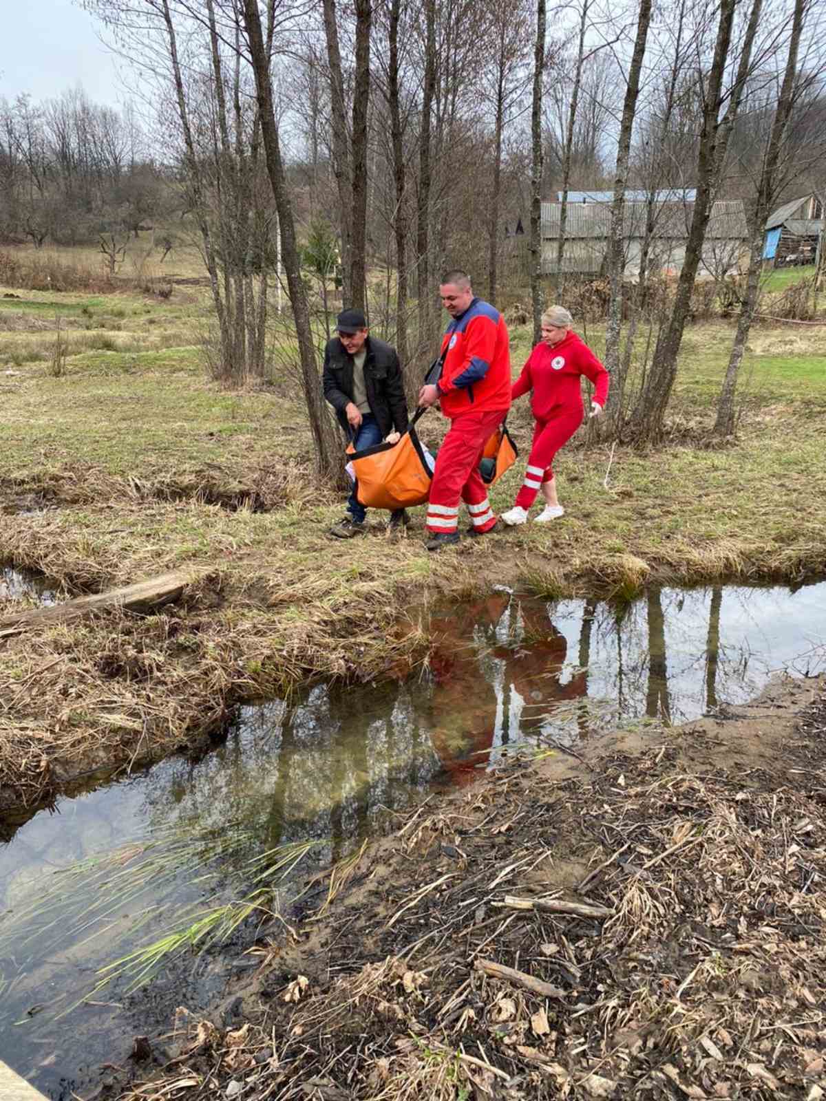 На Закарпатье 36-летняя женщина родила восьмого ребенка: в "скорую" ее несли на носилках