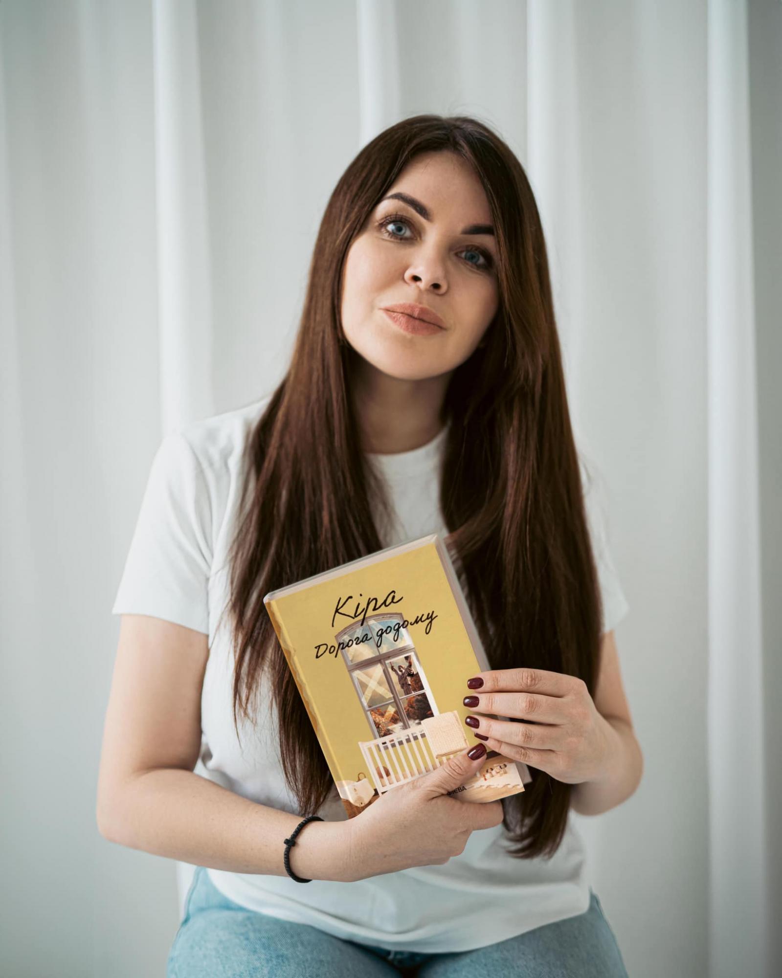 "Мала валізу документів і чужі лижні штани". Як українська письменниця на 9-му місяці вагітності тікала з Києва