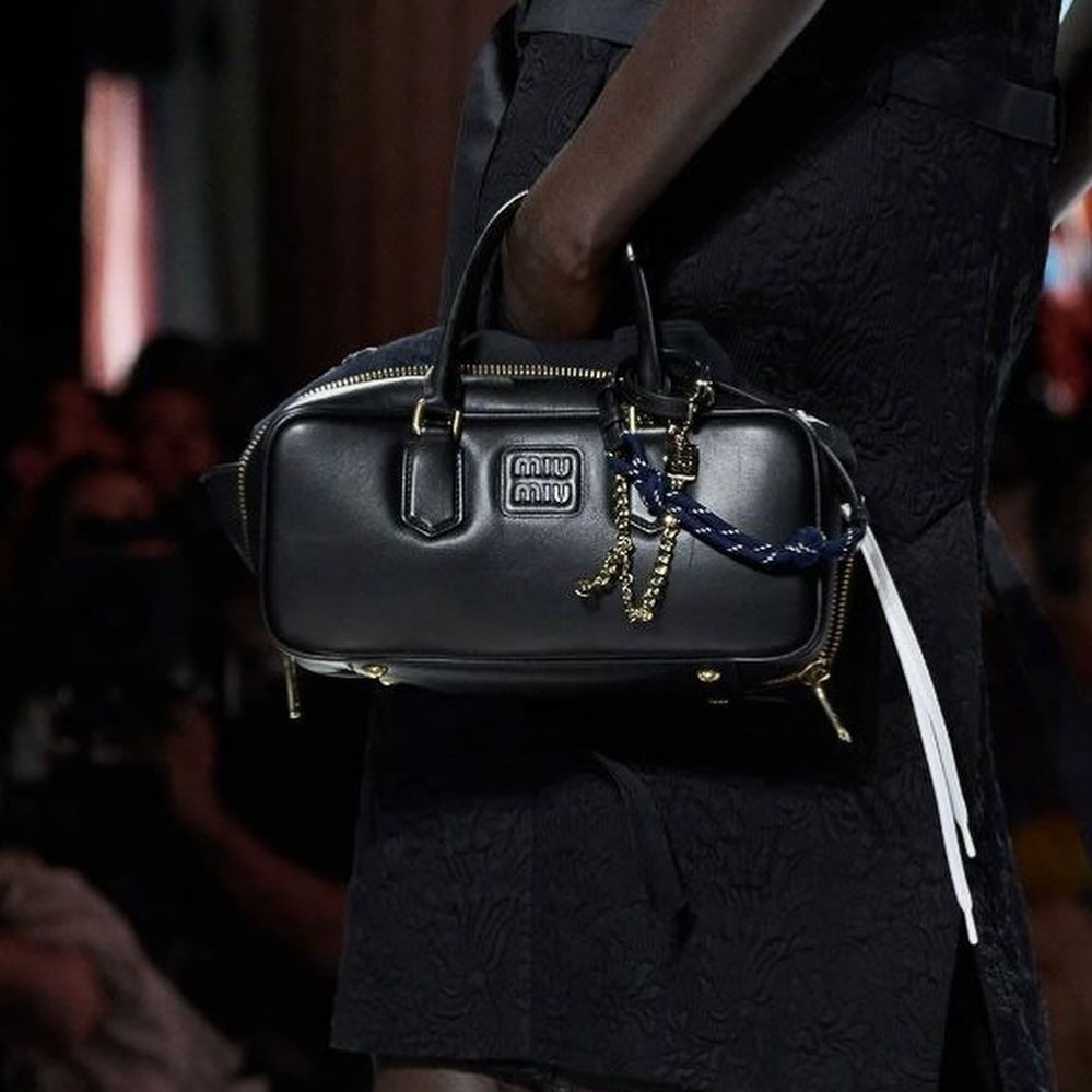 Стилистка рассказала о новом тренде с сумками 2024 года и показала фото с примерами