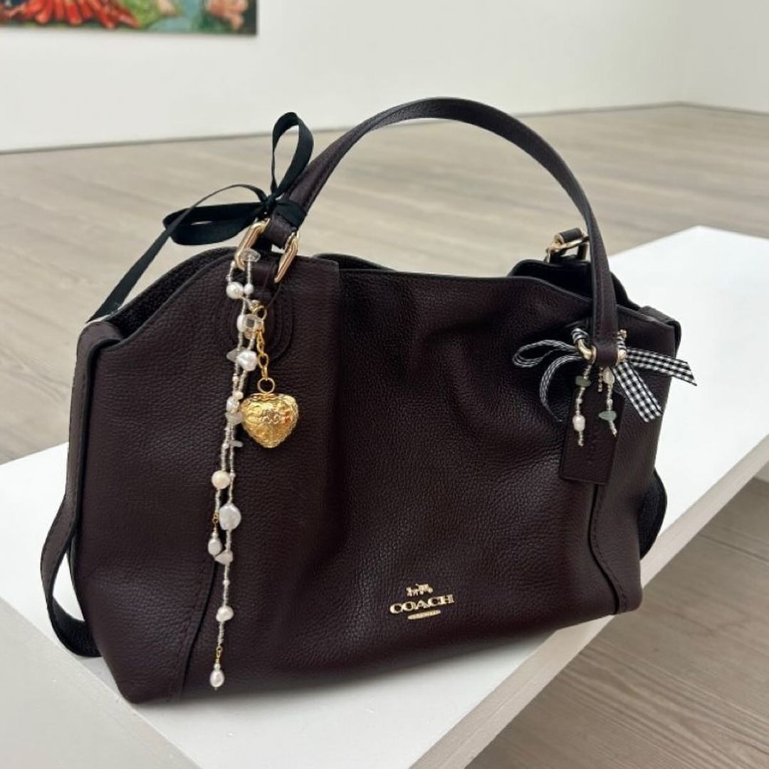 Стилистка рассказала о новом тренде с сумками 2024 года и показала фото с примерами