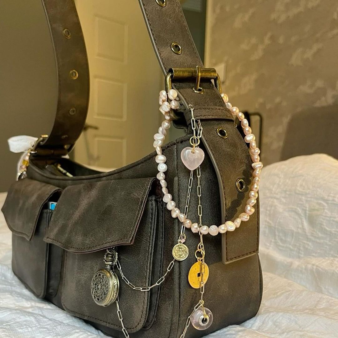 Стилистка рассказала о новом тренде с сумками 2024 года и показала фото с примерами