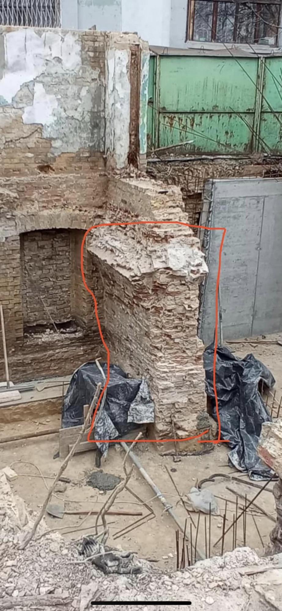 В Киеве под видом ремонта разбирают фундамент дворца ХVIII века (фото)