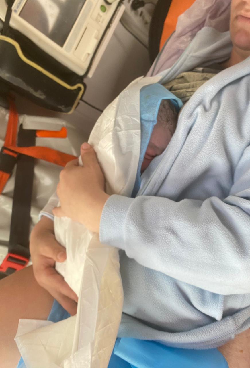 На Закарпатье 36-летняя женщина родила восьмого ребенка: в "скорую" ее несли на носилках