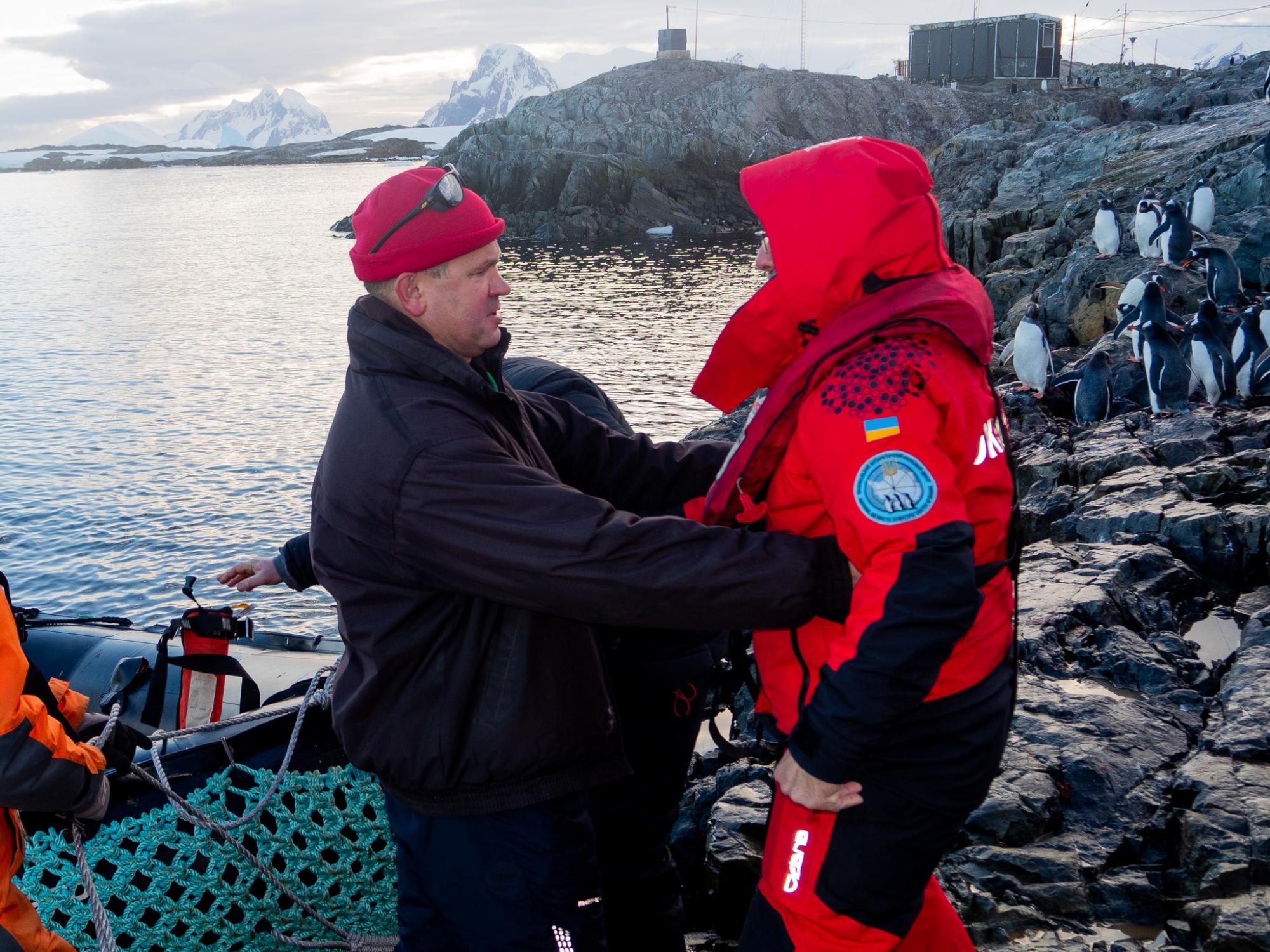 &quot;Пройшли Дрейком, як автобаном&quot;. На &quot;Академік Вернадський&quot; прибула нова команда полярників (фото)