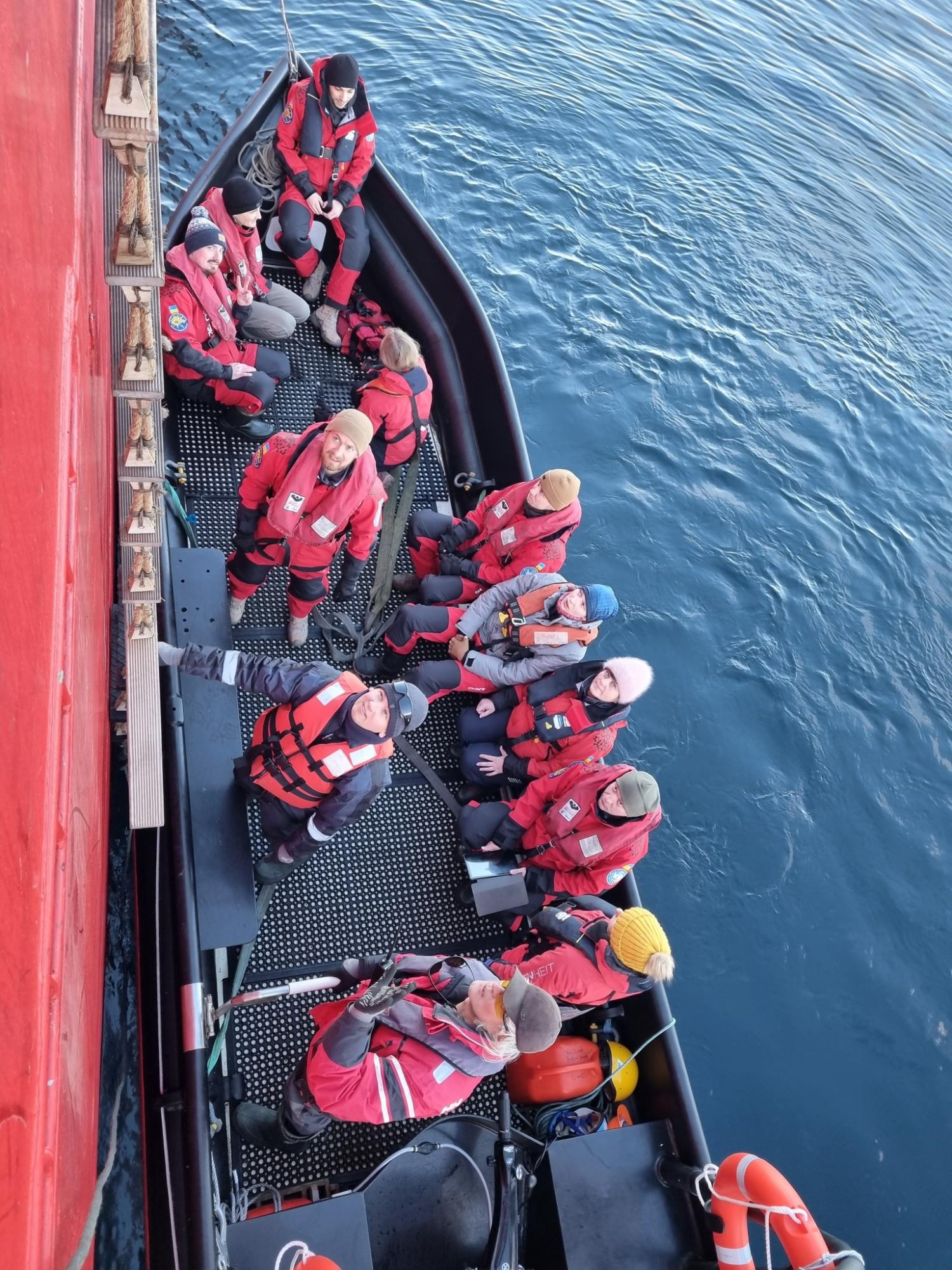 &quot;Пройшли Дрейком, як автобаном&quot;. На &quot;Академік Вернадський&quot; прибула нова команда полярників (фото)