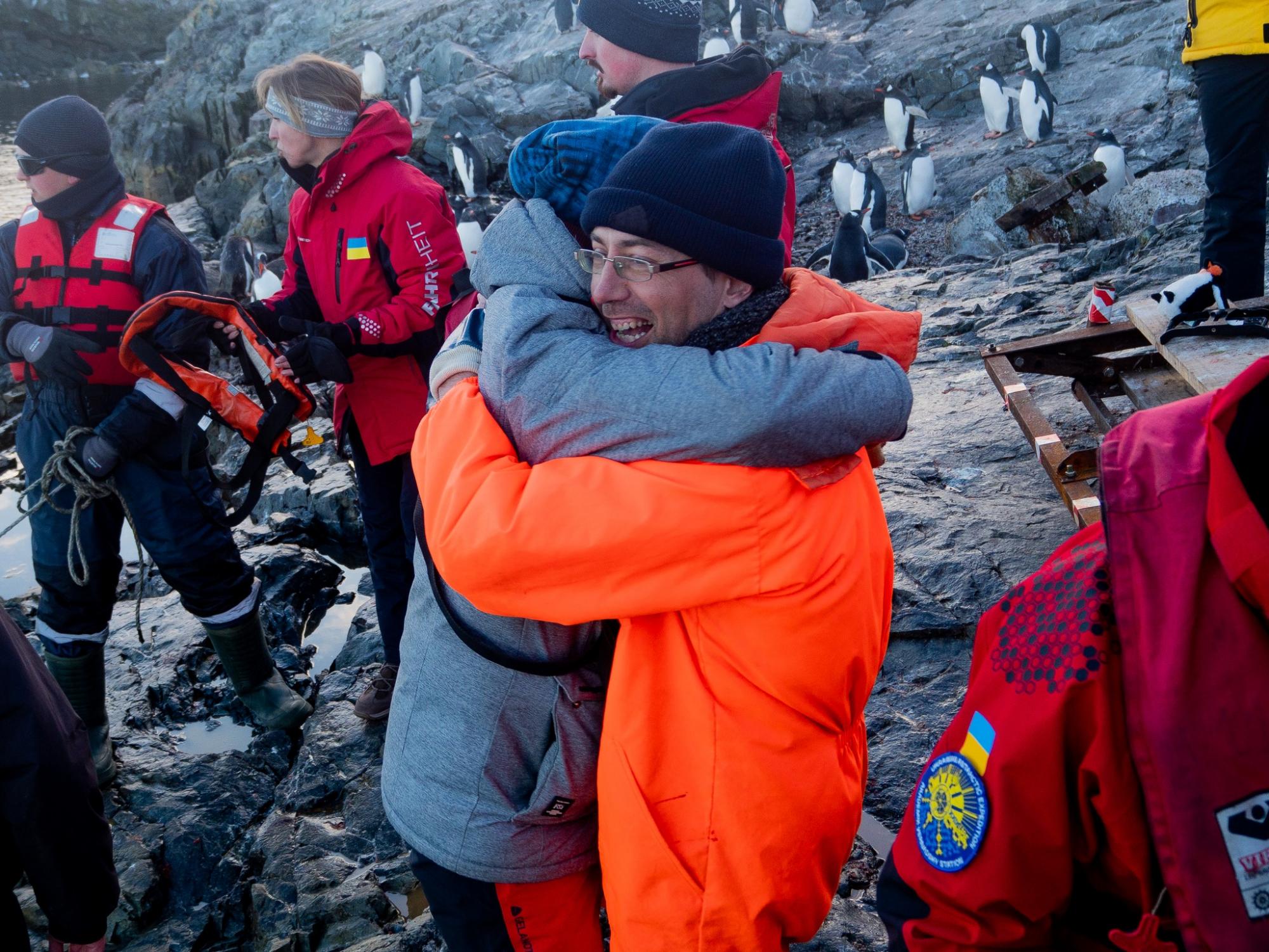 &quot;Пройшли Дрейком, як автобаном&quot;. На &quot;Академік Вернадський&quot; прибула нова команда полярників (фото)
