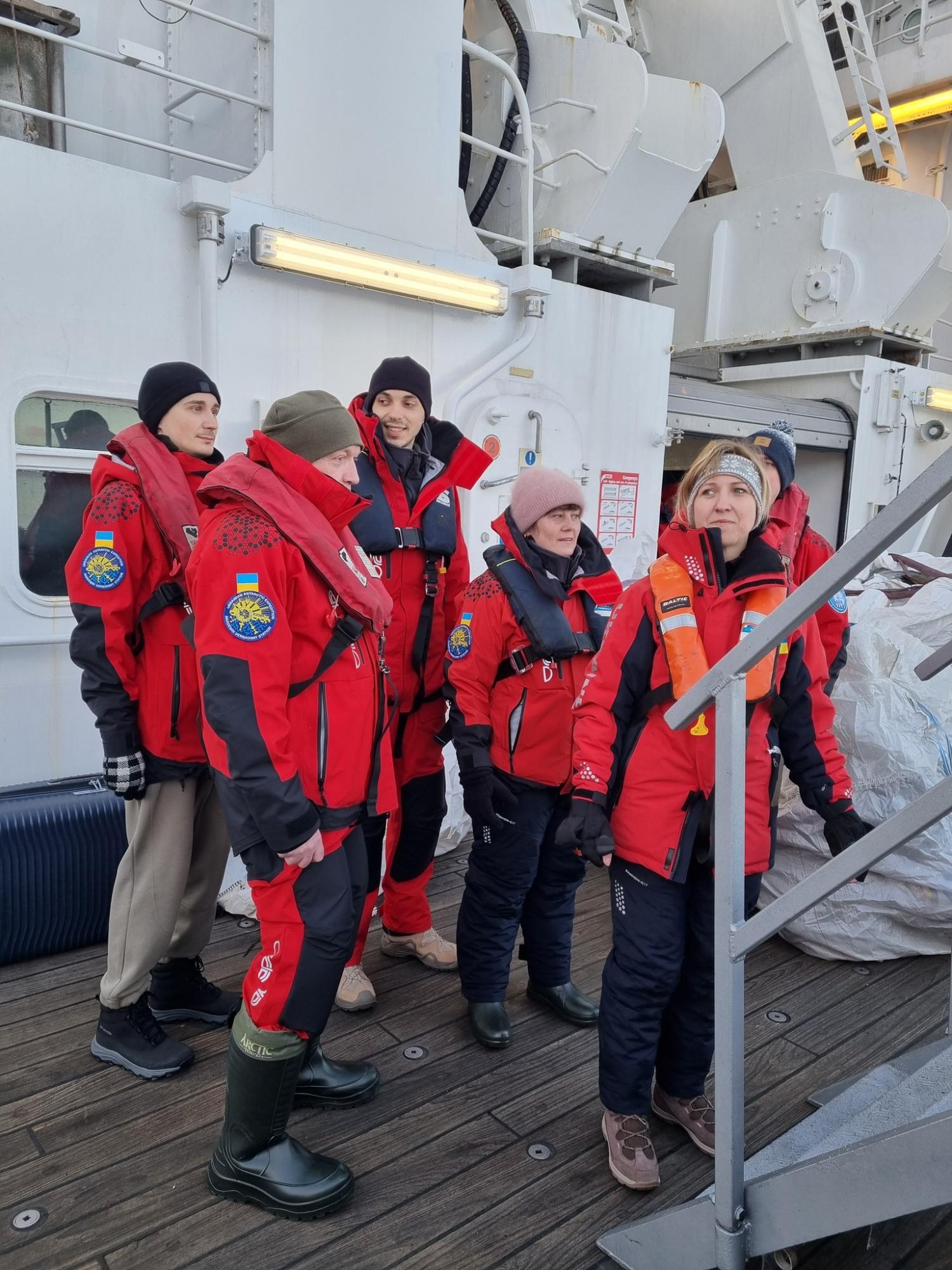 &quot;Пройшли Дрейком, як автобаном&quot;. На &quot;Академік Вернадський&quot; прибула нова команда полярників (фото)