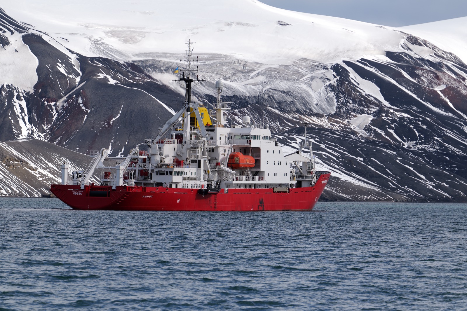 &quot;Пройшли Дрейком, як автобаном&quot;. На &quot;Академік Вернадський&quot; прибула нова команда полярників (фото)