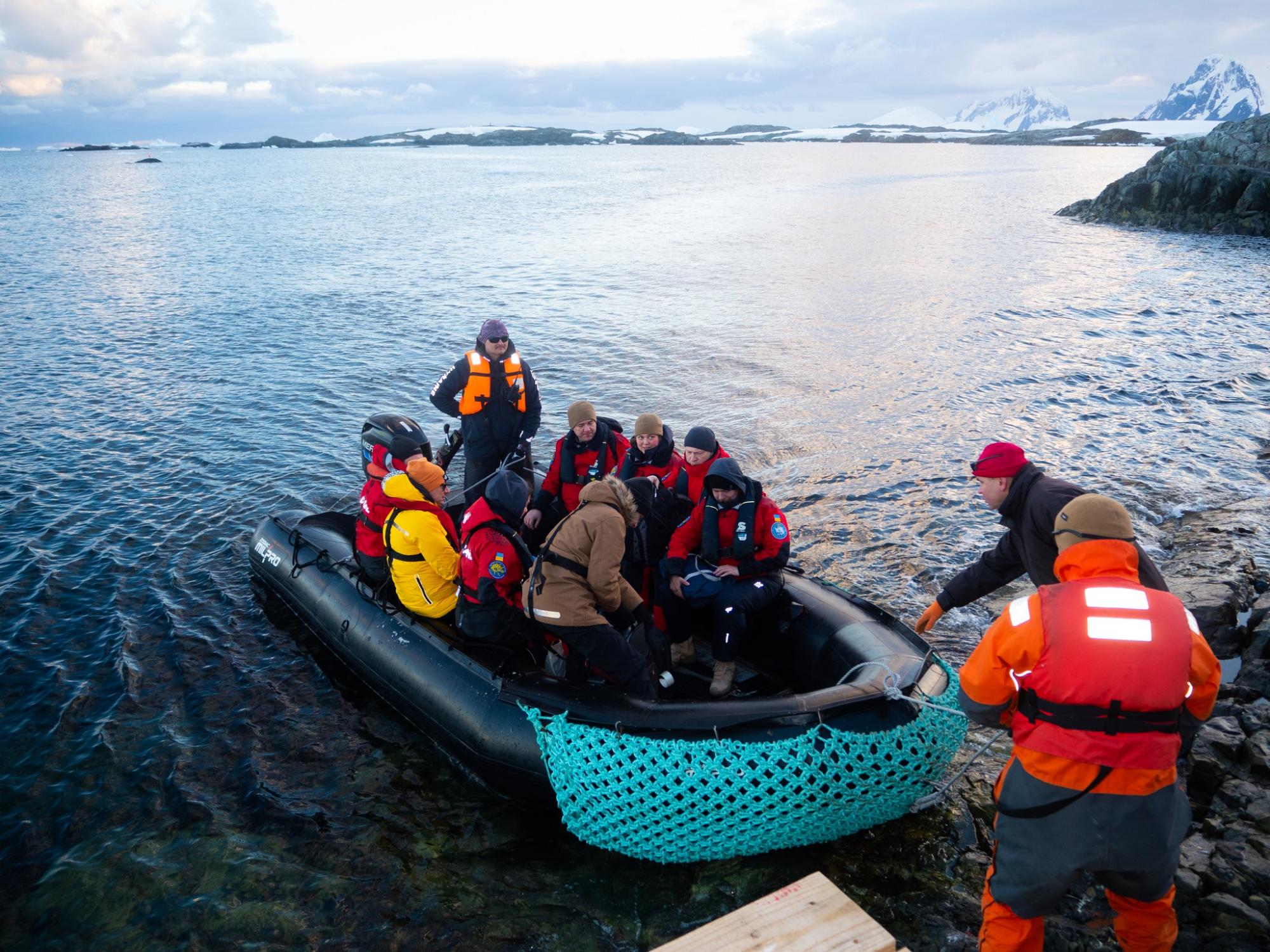&quot;Пройшли Дрейком, як автобаном&quot;. На &quot;Академік Вернадський&quot; прибула нова команда полярників (фото)
