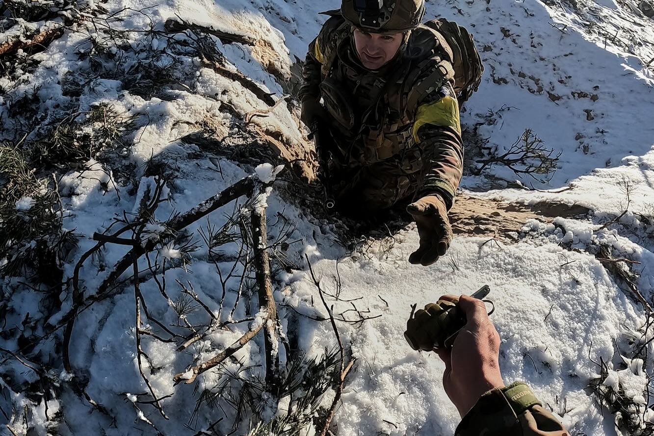 Фотографы показали, как наши воины штурмуют позиции россиян под Купянском: впечатляющие кадры