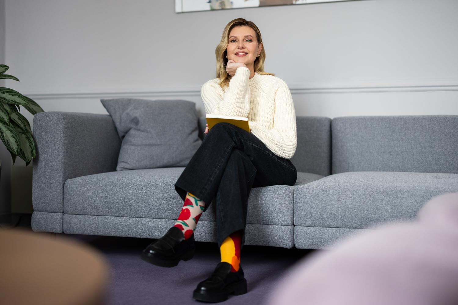 &quot;Вони незвичайні&quot;: для чого Олена Зеленська одягнула різнокольорові шкарпетки (фото)