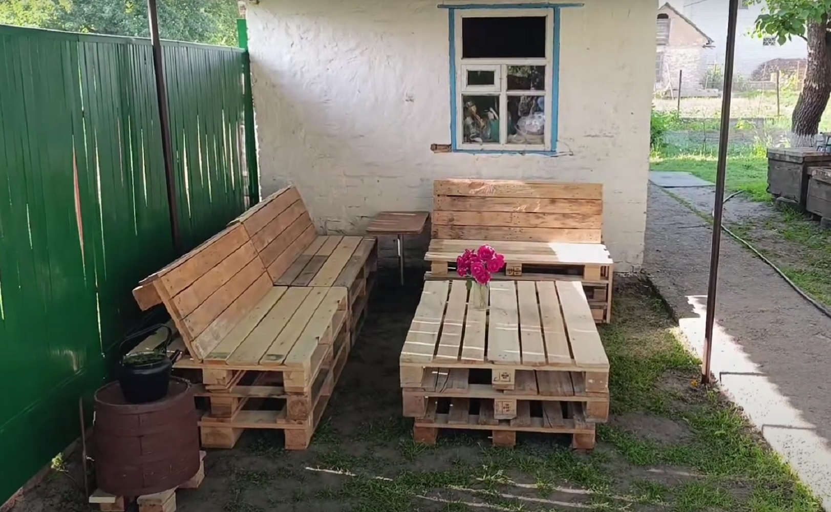 Розчаровують майже усіх: 8 видів &quot;красивих&quot; садових меблів, які не варто купувати