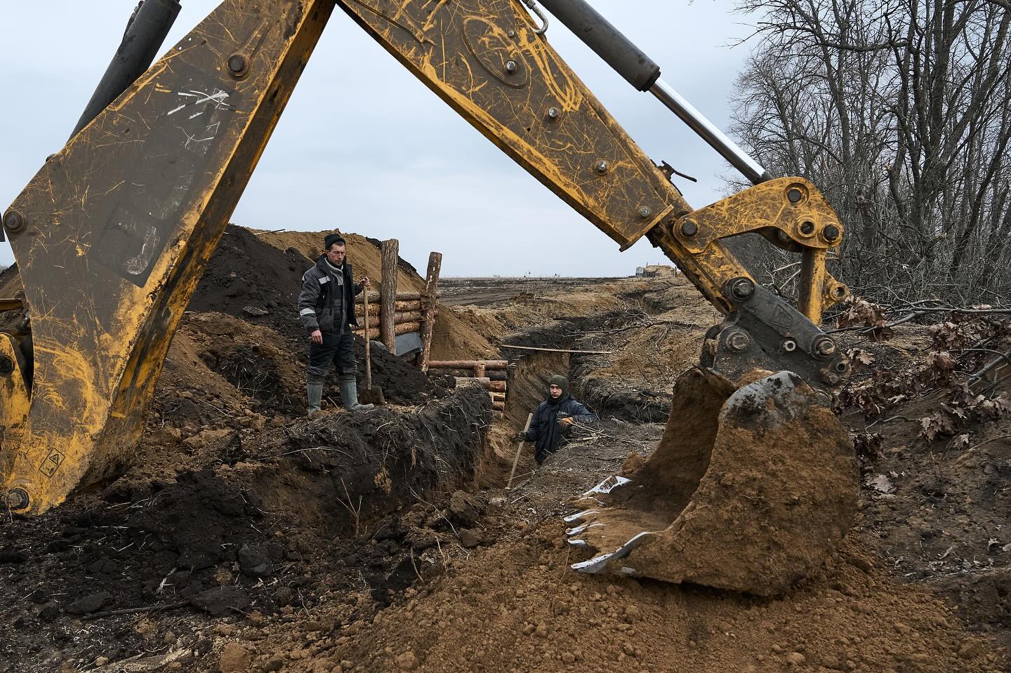 Смотрите, как строят фортификационные сооружения на линии обороны в Харьковской и Сумской областях (фото)