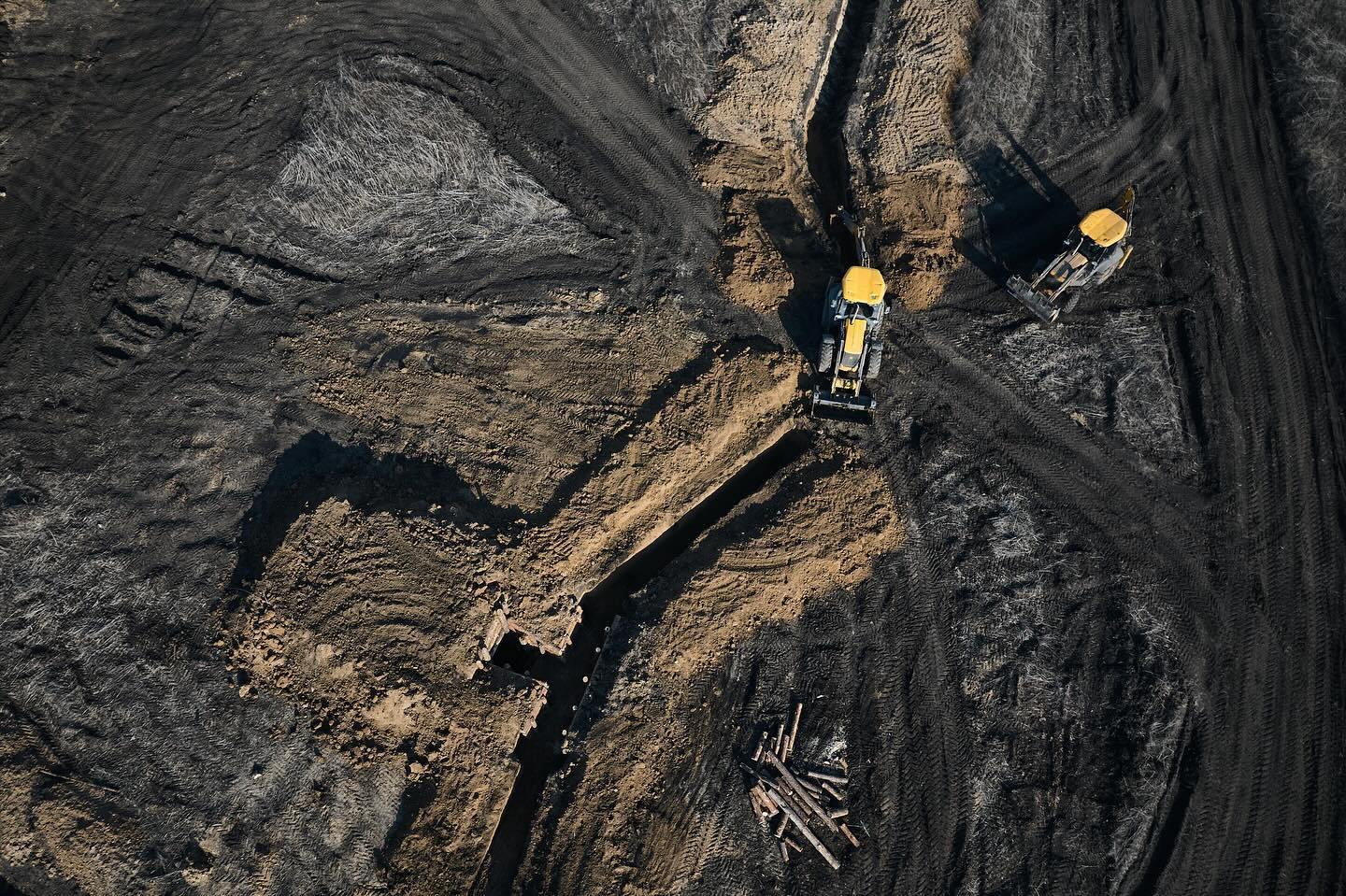 Смотрите, как строят фортификационные сооружения на линии обороны в Харьковской и Сумской областях (фото)