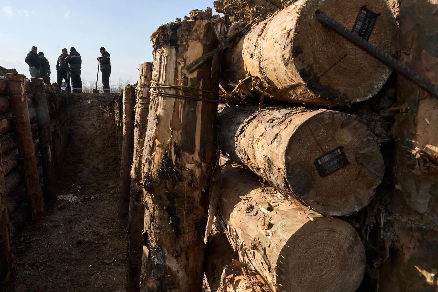 Смотрите, как строят фортификационные сооружения на линии обороны в Харьковской и Сумской областях (фото)