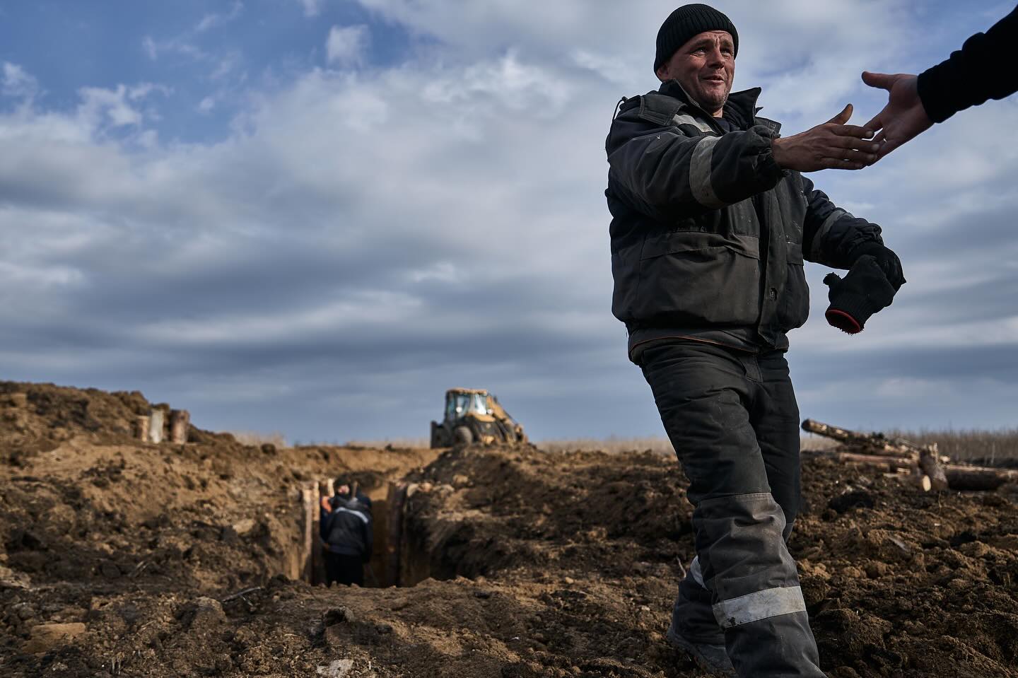 Смотрите, как строят фортификационные сооружения на линии обороны в Харьковской и Сумской областях (фото)