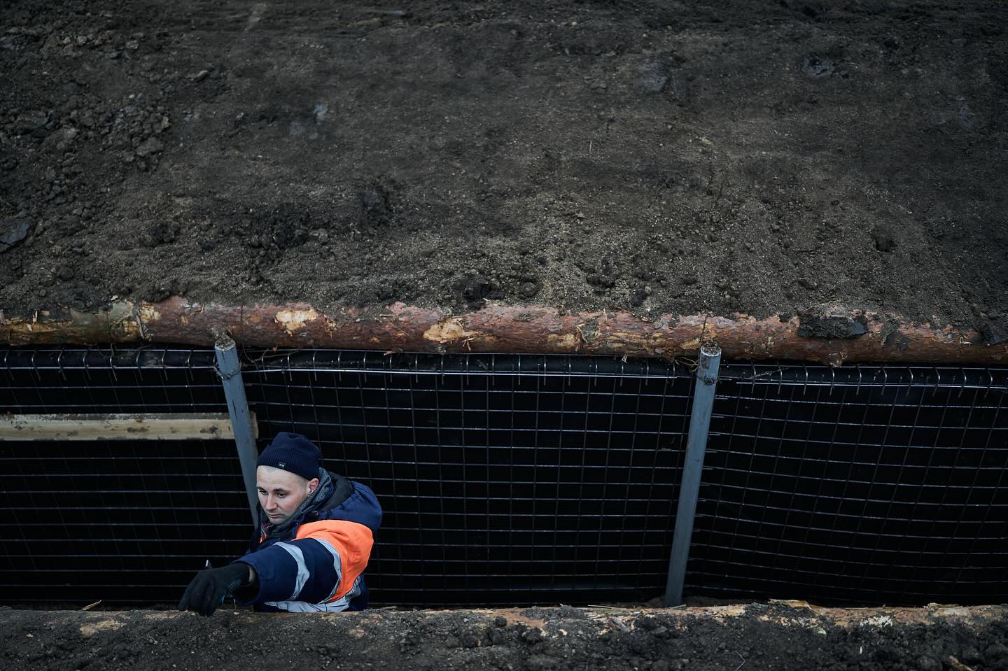 Смотрите, как строят фортификационные сооружения на линии обороны в Харьковской и Сумской областях (фото)