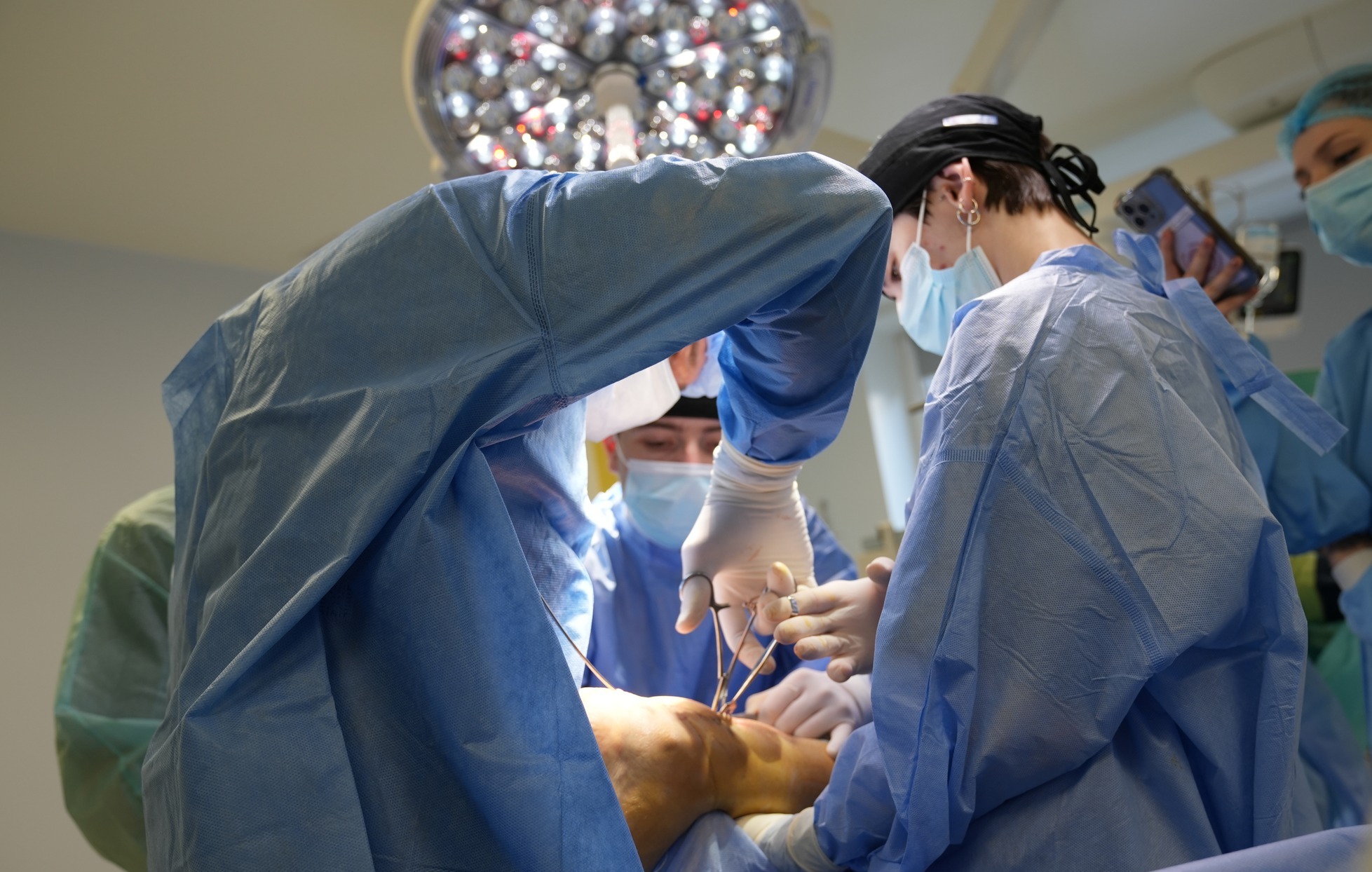 Перенес 10 операций за 5 месяцев. Во Львове врачи "ставят на ноги" раненого боевого медика