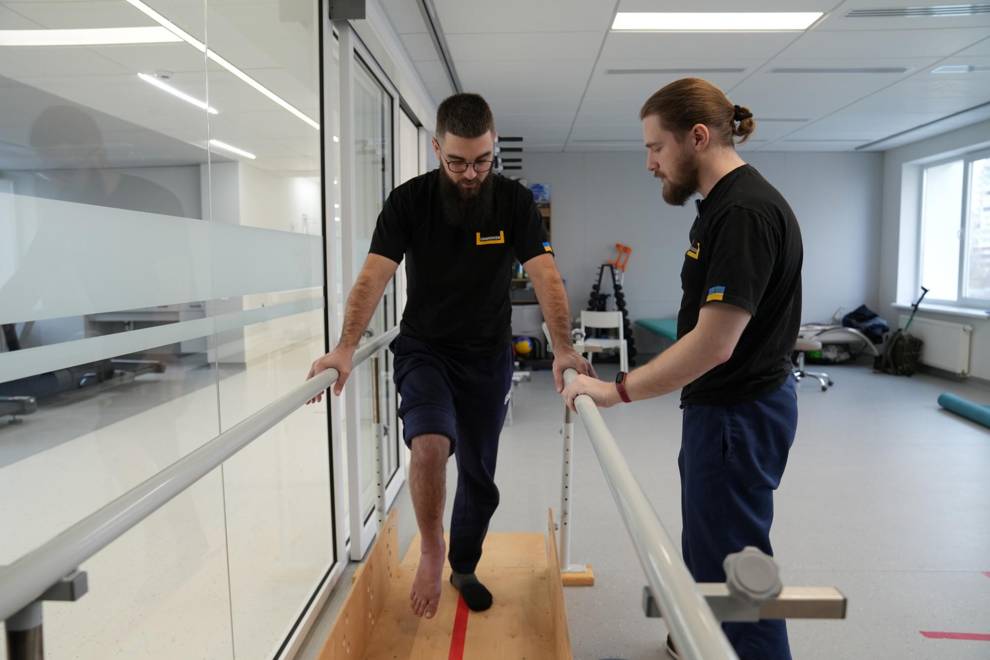 Перенес 10 операций за 5 месяцев. Во Львове врачи "ставят на ноги" раненого боевого медика