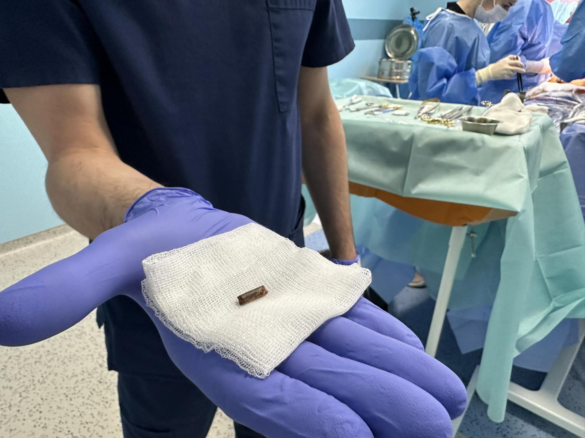 &quot;Уламок застряг за міліметр від аорти&quot;. У Львові медики дивом врятували захисника