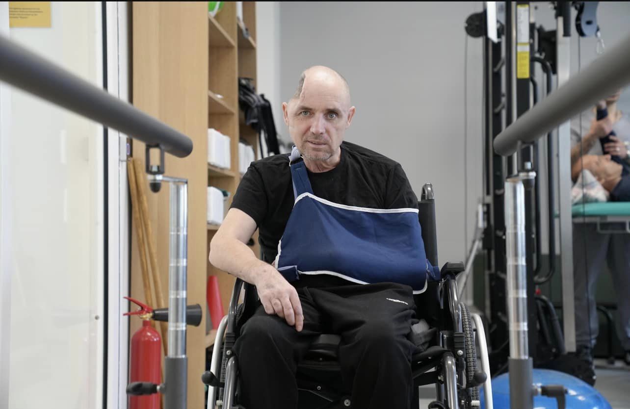 "Уламок застряг за міліметр від аорти". У Львові медики дивом врятували захисника