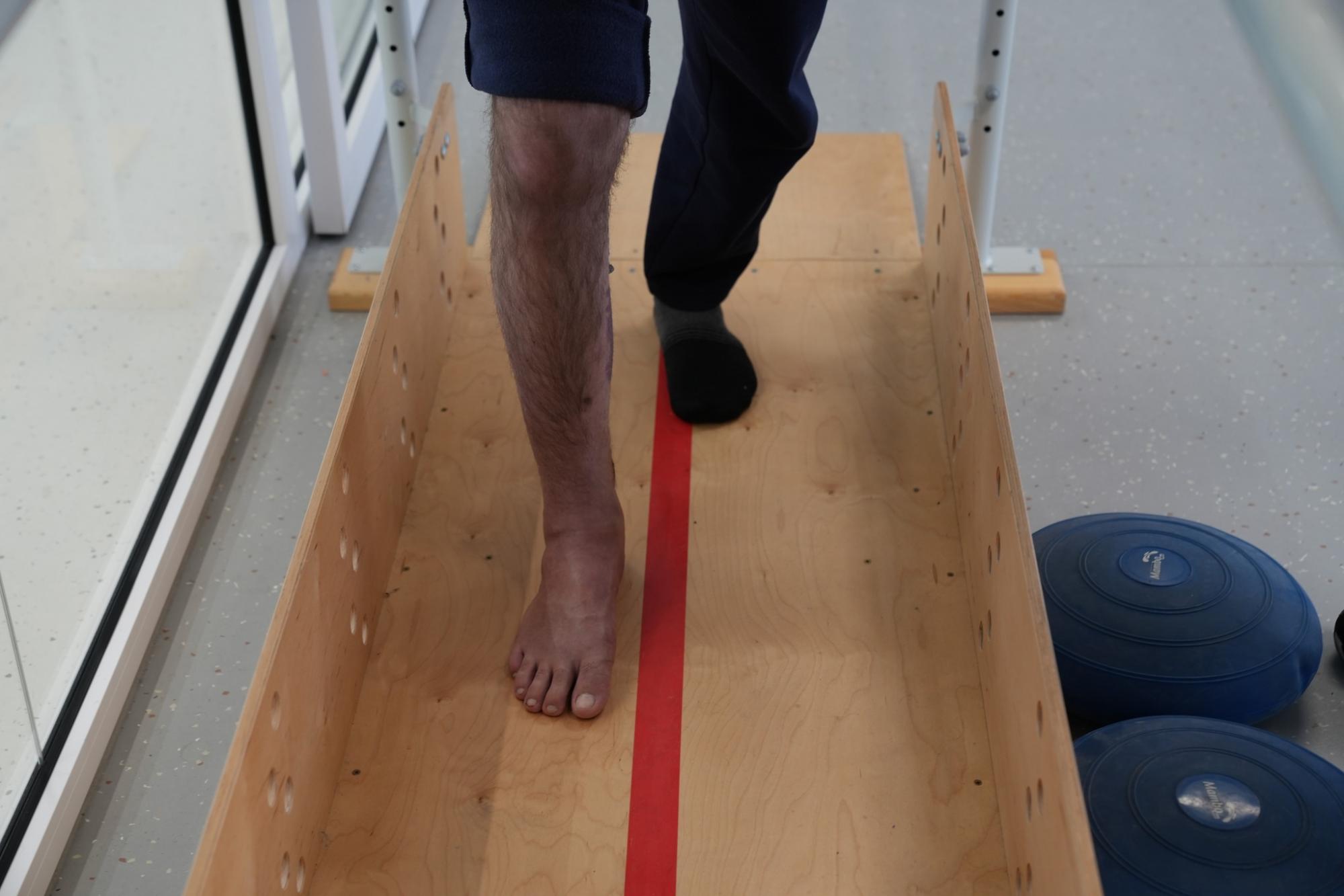 Перенес 10 операций за 5 месяцев. Во Львове врачи &quot;ставят на ноги&quot; раненого боевого медика