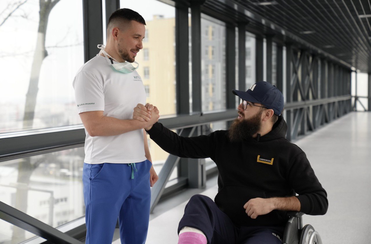 Перенес 10 операций за 5 месяцев. Во Львове врачи &quot;ставят на ноги&quot; раненого боевого медика