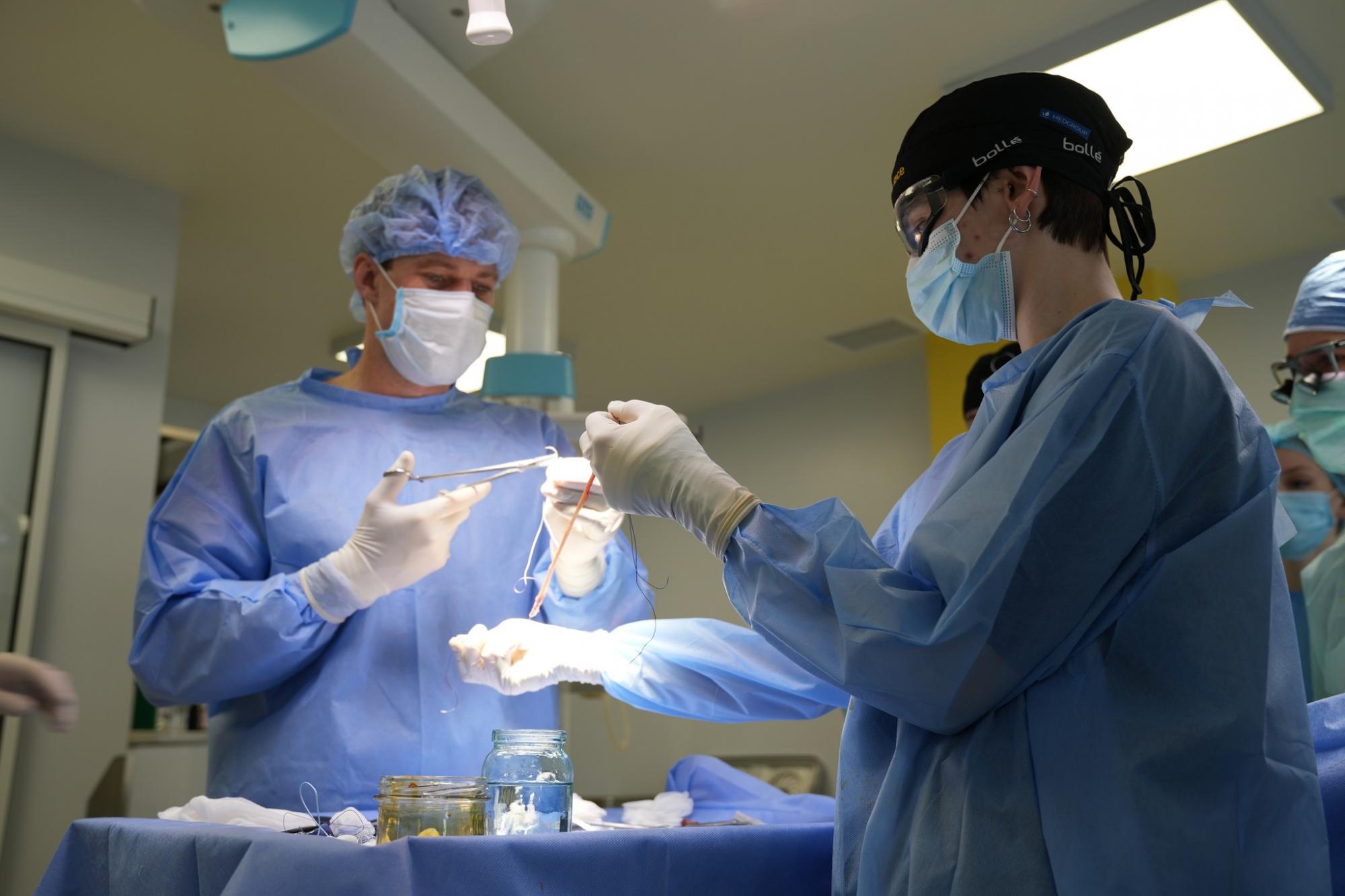 Перенес 10 операций за 5 месяцев. Во Львове врачи &quot;ставят на ноги&quot; раненого боевого медика