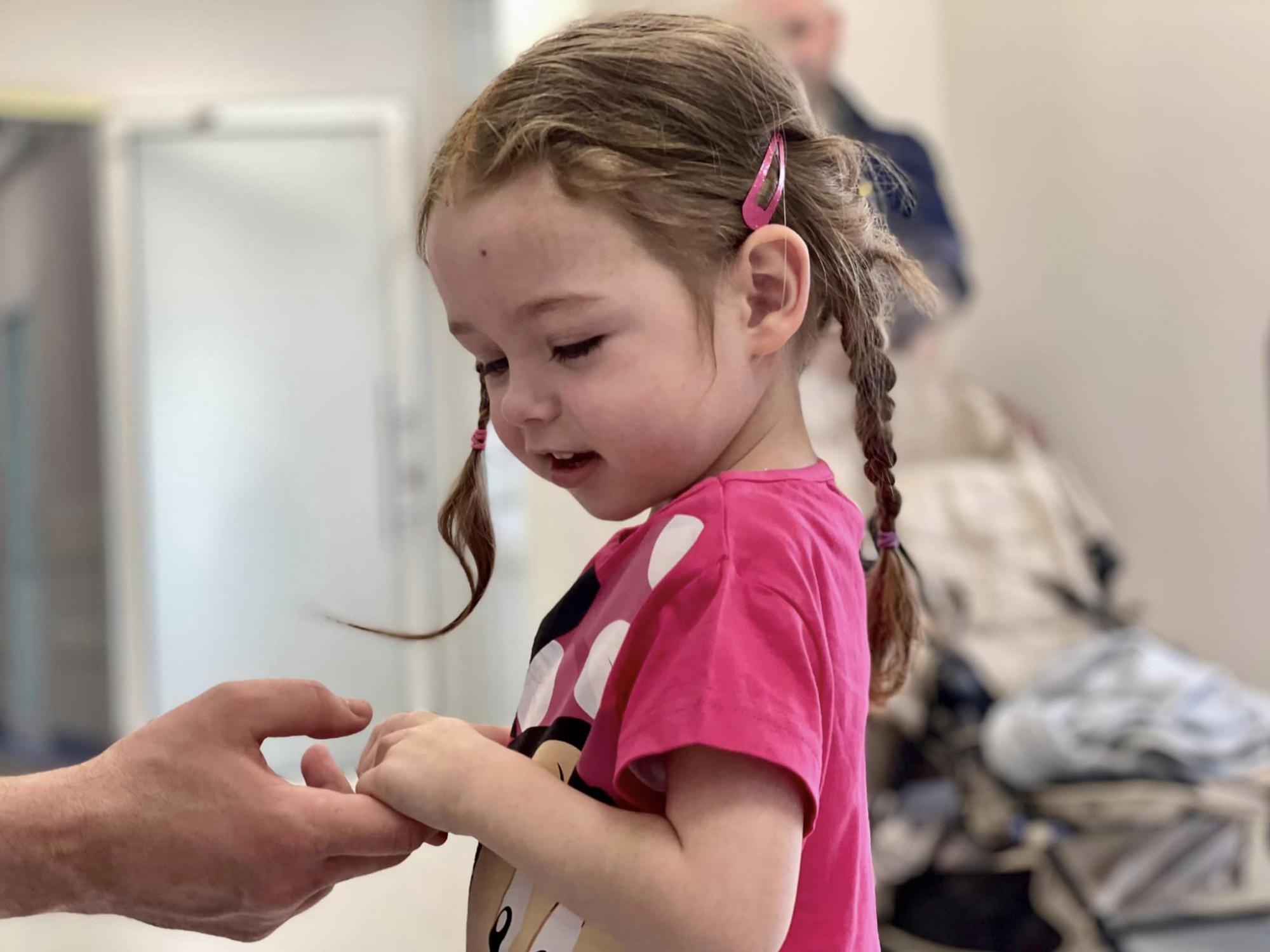 Приїхали з Ірландії 3 тис. км заради порятунку: у Львові видалили частину мозку дівчинці