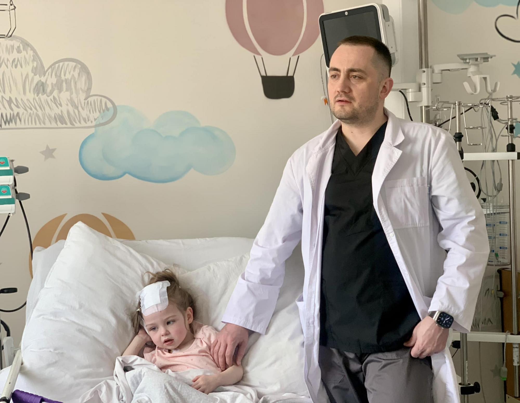Приїхали з Ірландії 3 тис. км заради порятунку: у Львові видалили частину мозку дівчинці