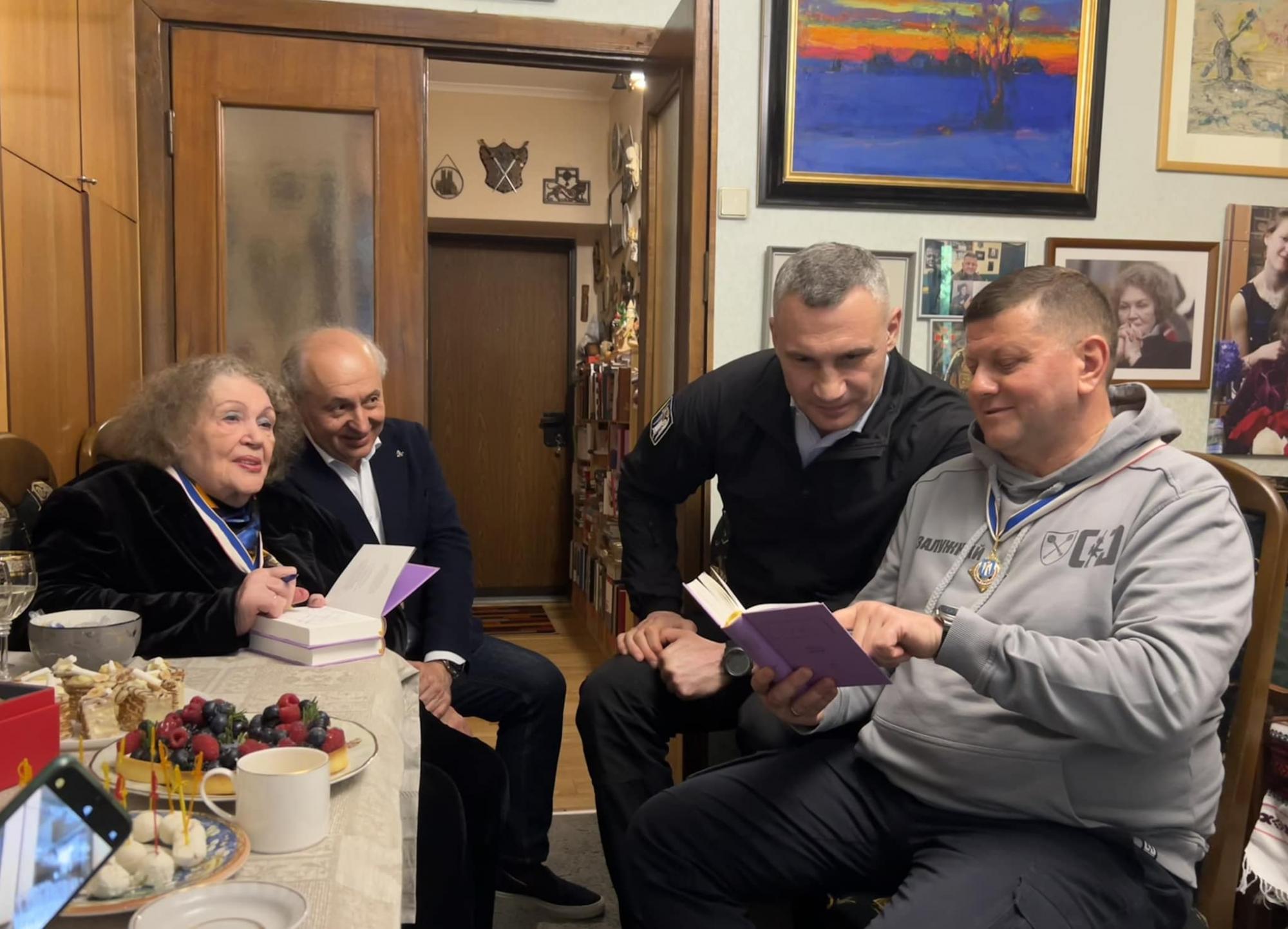 Как живет Лина Костенко: редкие фото из квартиры самой известной поэтессы Украины