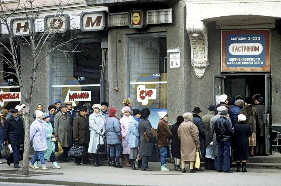 Величезні черги до магазину. Дивіться, яким був Київ у 1991 році (фото)