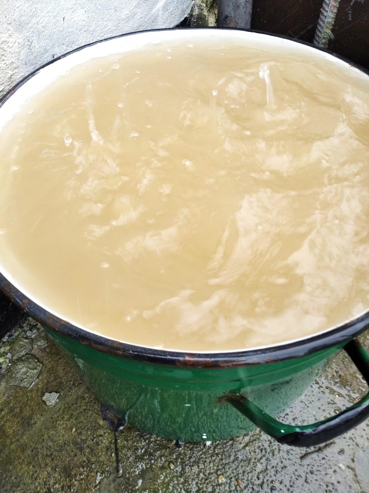 В Україні випав оранжевий дощ: фото та відео "рудих" опадів