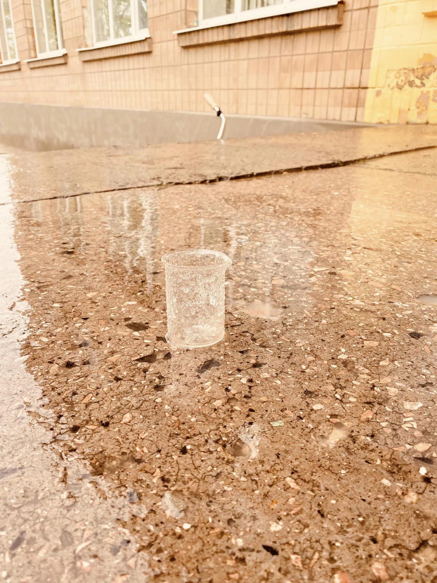 В Україні випав оранжевий дощ: фото та відео "рудих" опадів