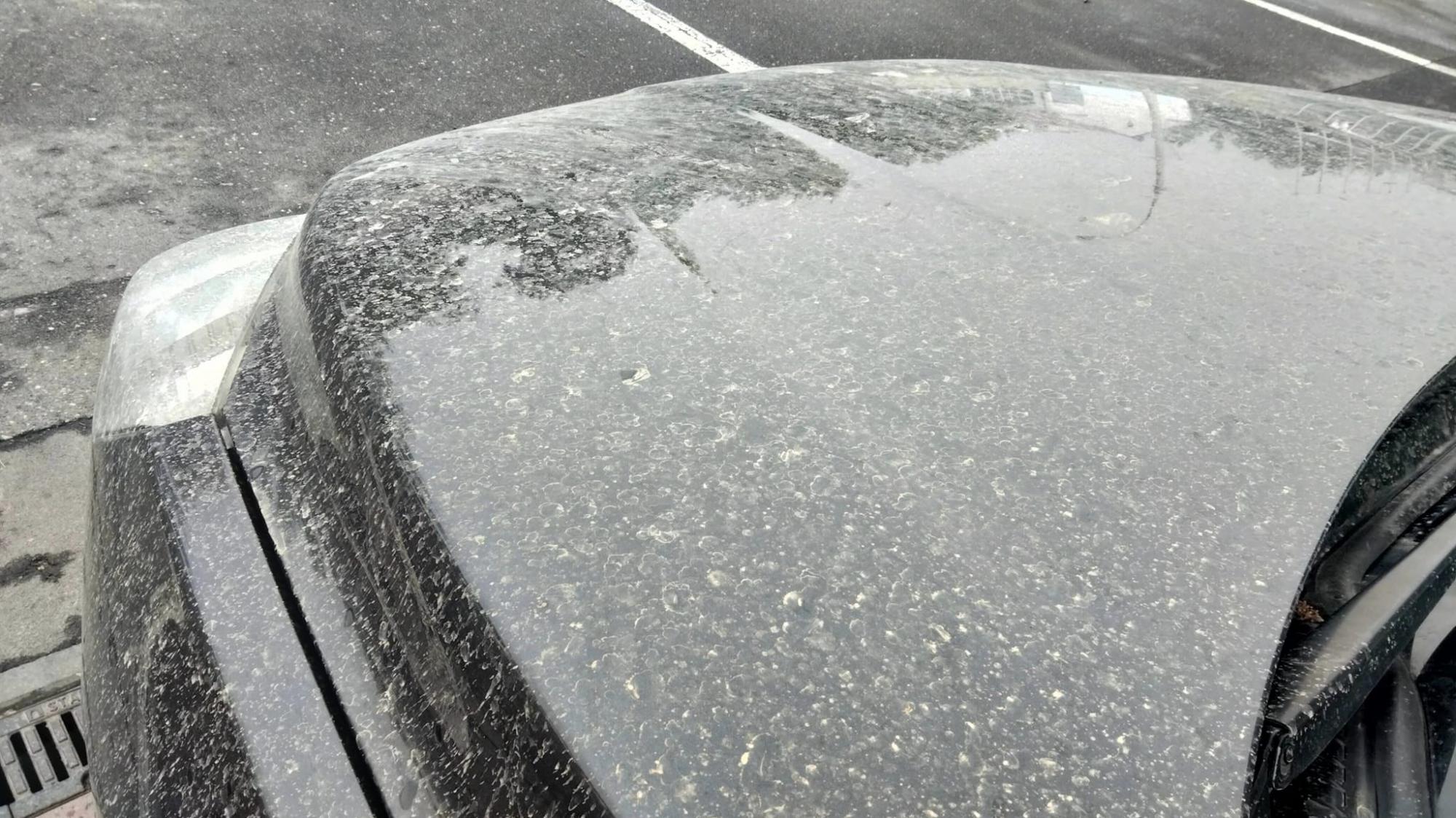 В Україні випав оранжевий дощ: фото та відео "рудих" опадів