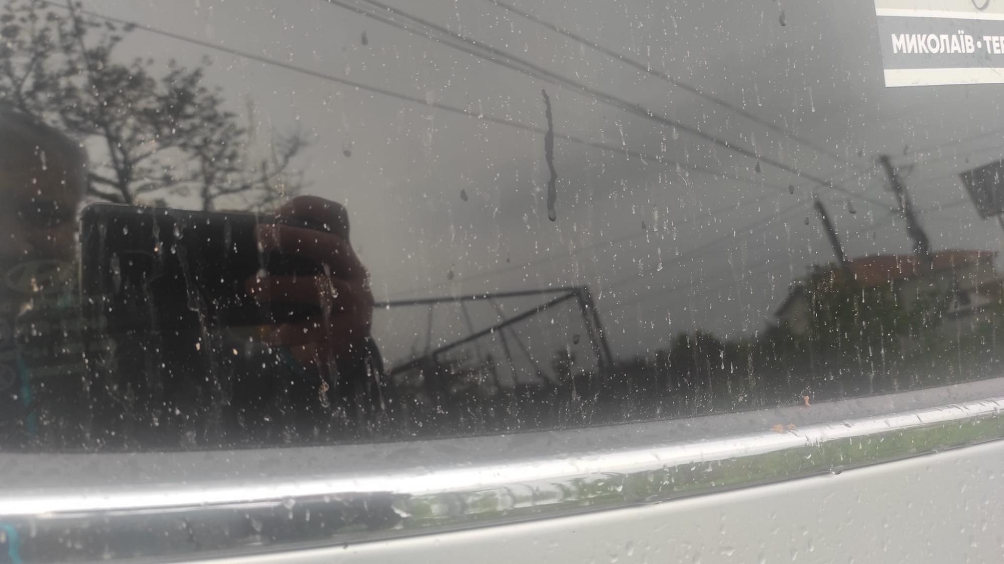 В Україні випав оранжевий дощ: фото та відео "рудих" опадів