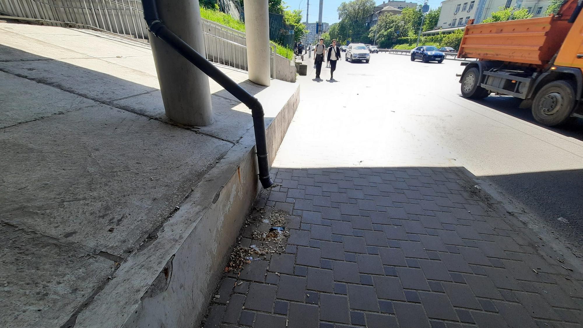 "Пешеходы должны страдать". Киевлянин сообщил о неудобстве под Индустриальным путепроводом