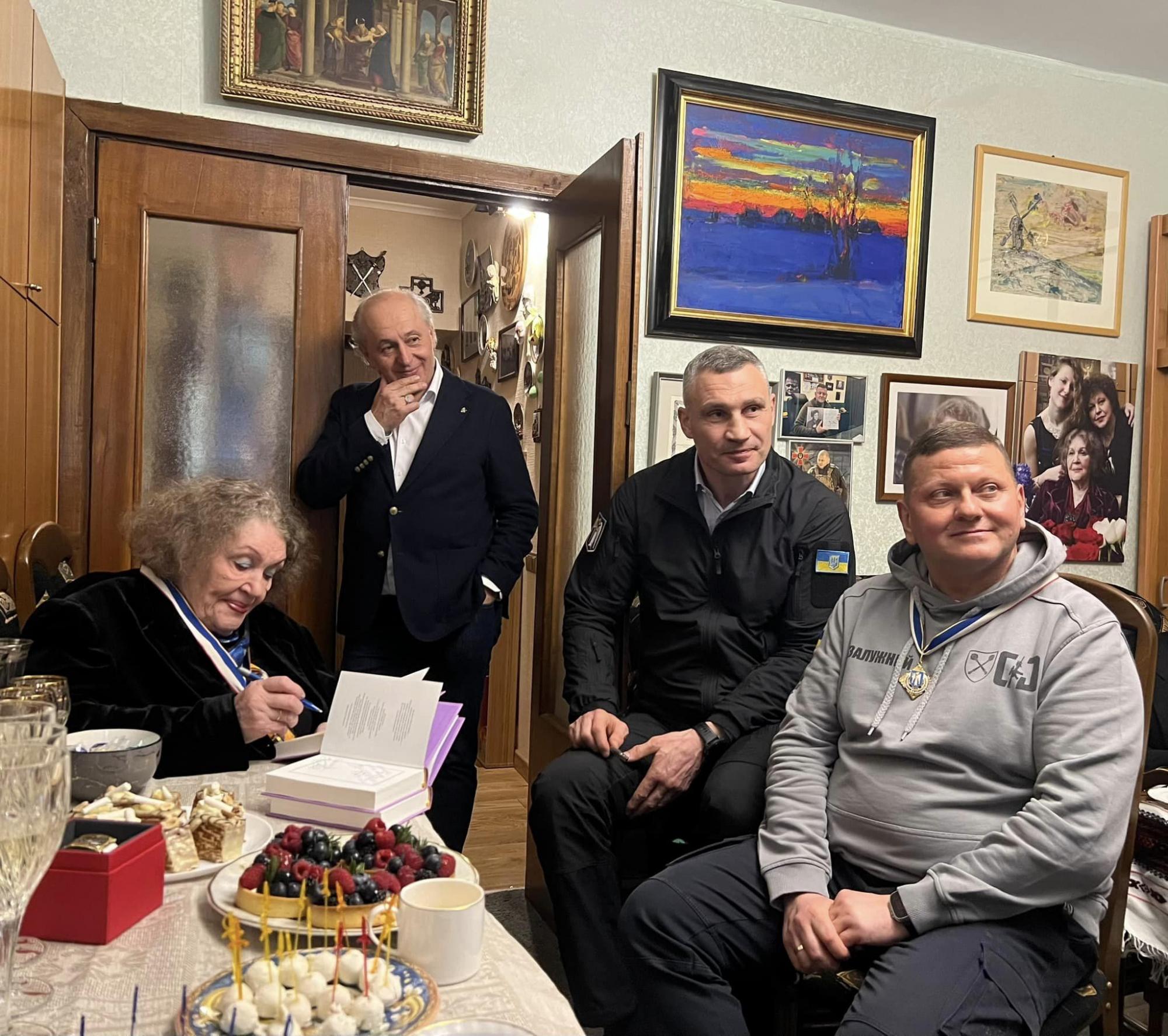 Как живет Лина Костенко: редкие фото из квартиры самой известной поэтессы Украины