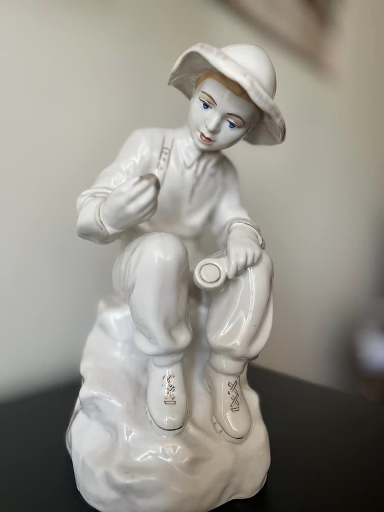 6 цінних порцелянових статуеток намагались незаконно відправити з України: фото