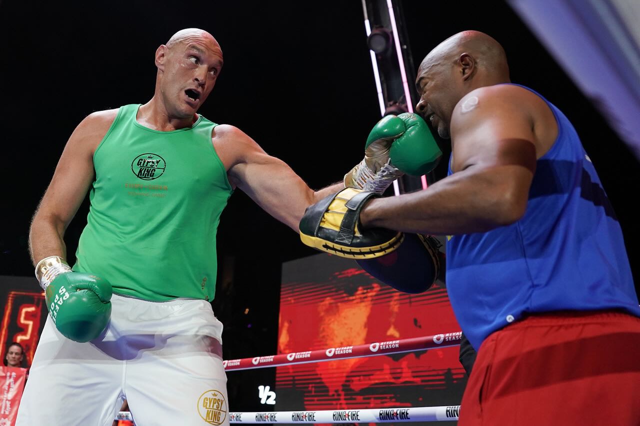 Усик – Ф'юрі: де дивитися бій, прогноз і розклад вечора боксу