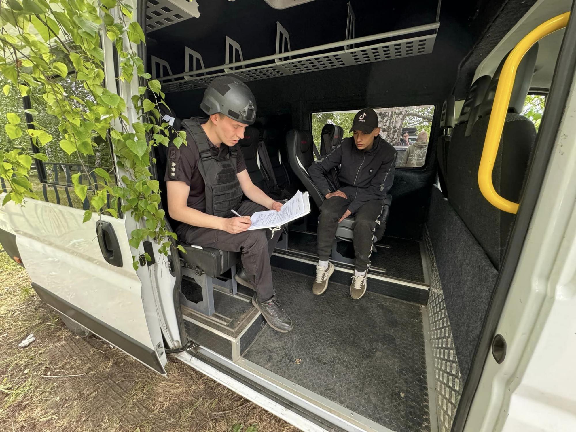 &quot;Справжні звірства&quot;. Росіяни у Вовчанську розстрілюють цивільних і полюють на волонтерів