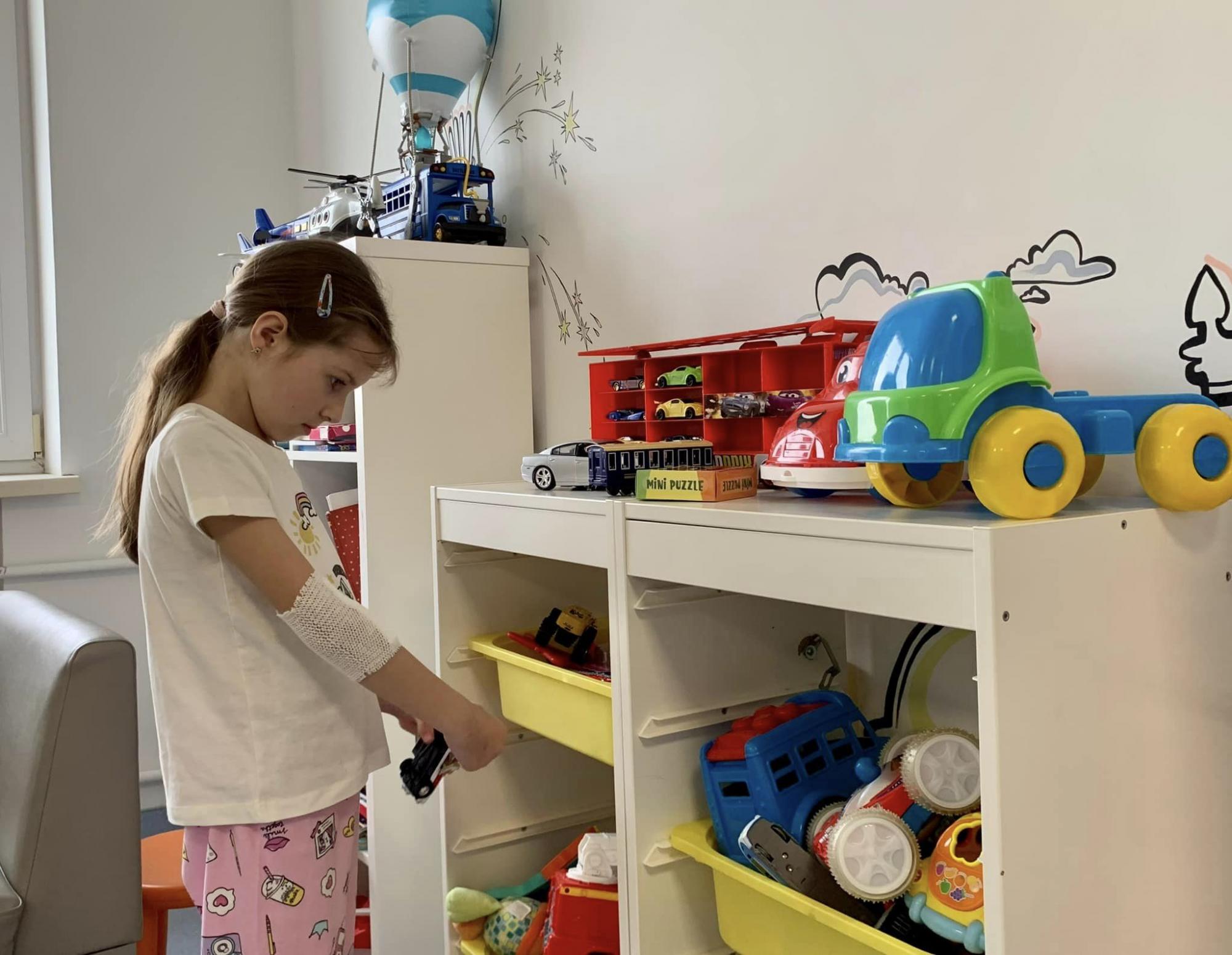 Выпила моющее средство: во Львове спасли девочку, которая 6 лет не могла есть