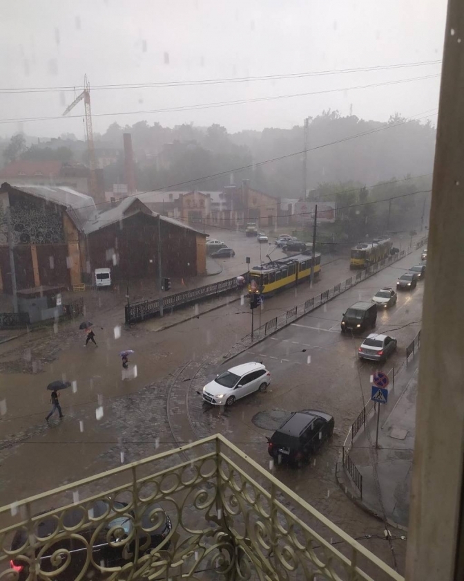 Львів накрило страшною грозою з градом: вулиці затоплені, транспорт стоїть